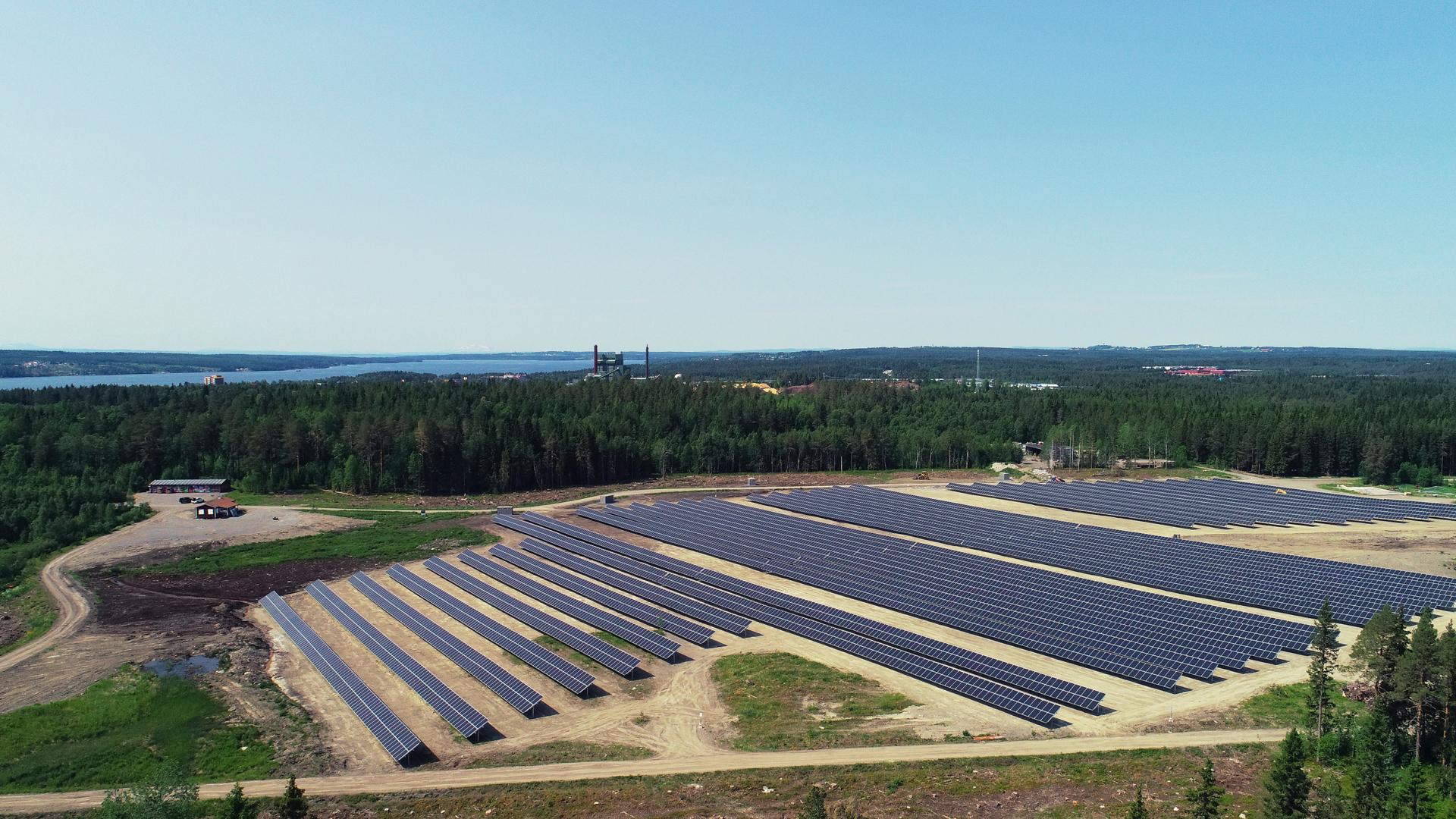Översiktsbild över alla solcellspaneler i Östersunds Solpark.