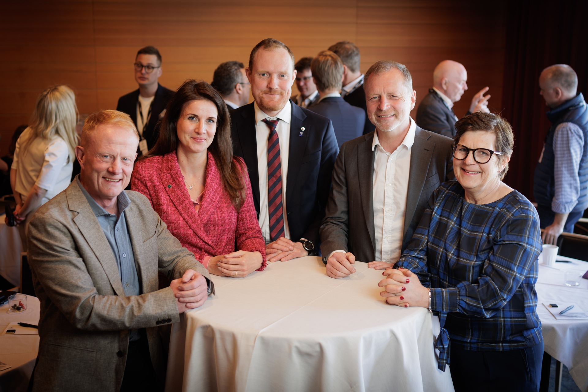 Från vänster: Dan Andersson vd EcoDataCenter, Effie Kourlos (C) kommunalråd Östersunds kommun, Niklas Daoson (S) kommunalråd Östersunds kommun, Jacques Ejlerskov vd WA3RM, Kerstin Arnemo styrelseordförande Jämtkraft. Foto: Håkan Wike