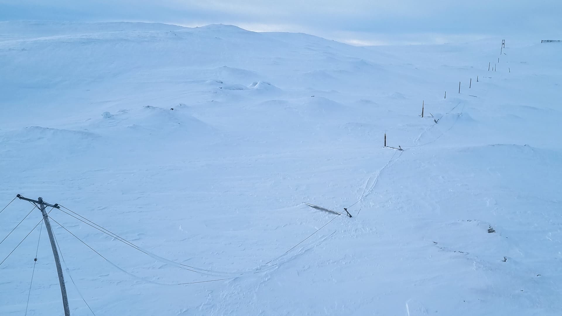 Elledningen från Rundhögen upp till Blåhammarens fjällstation har blåst sönder på grund av rejäl nedisning och hårda vindar. 13 kraftledningsstolpar har gått av och elledningen ligger på backen.