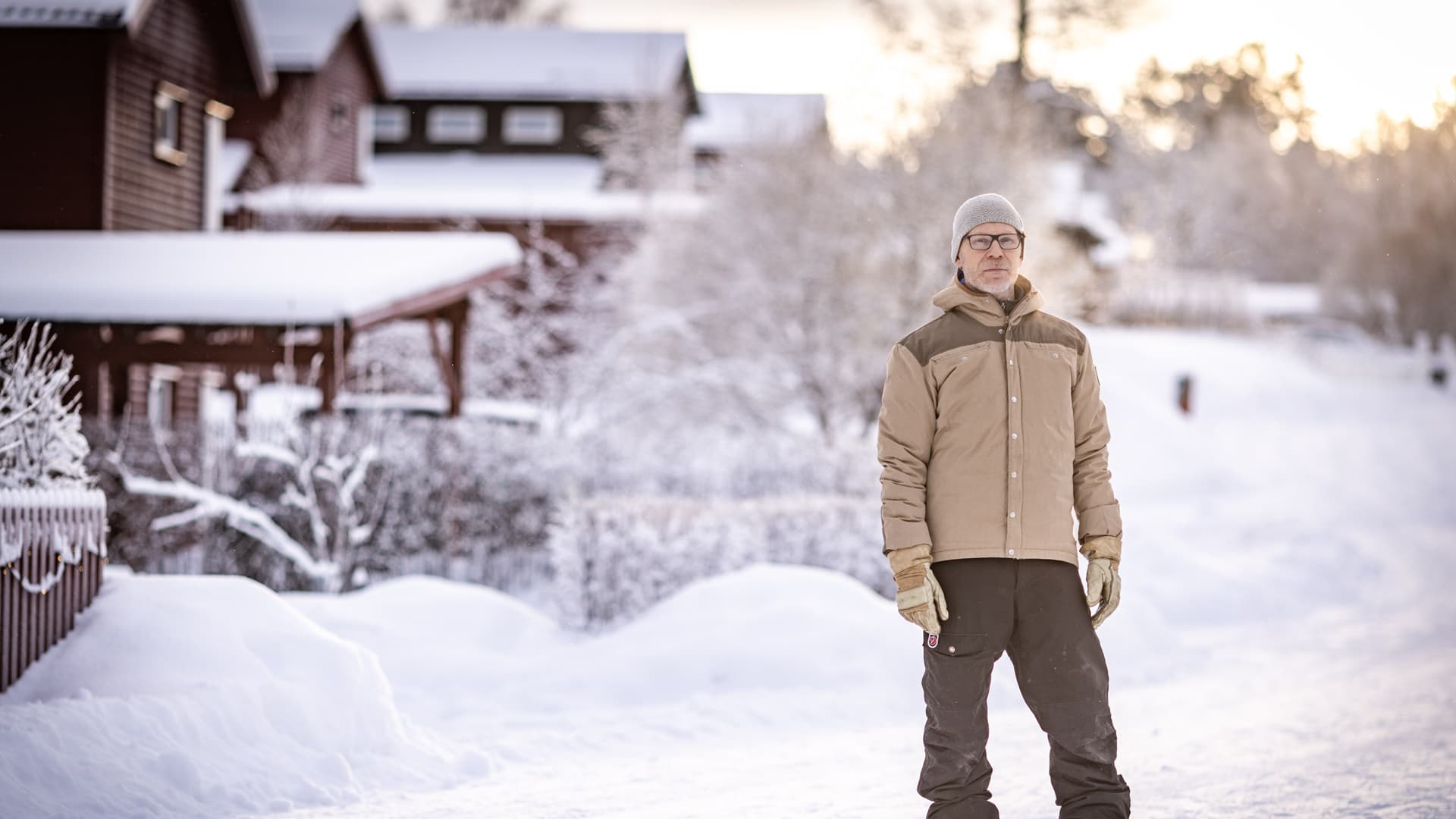Porträtt på en person i ett bostadsområde.
