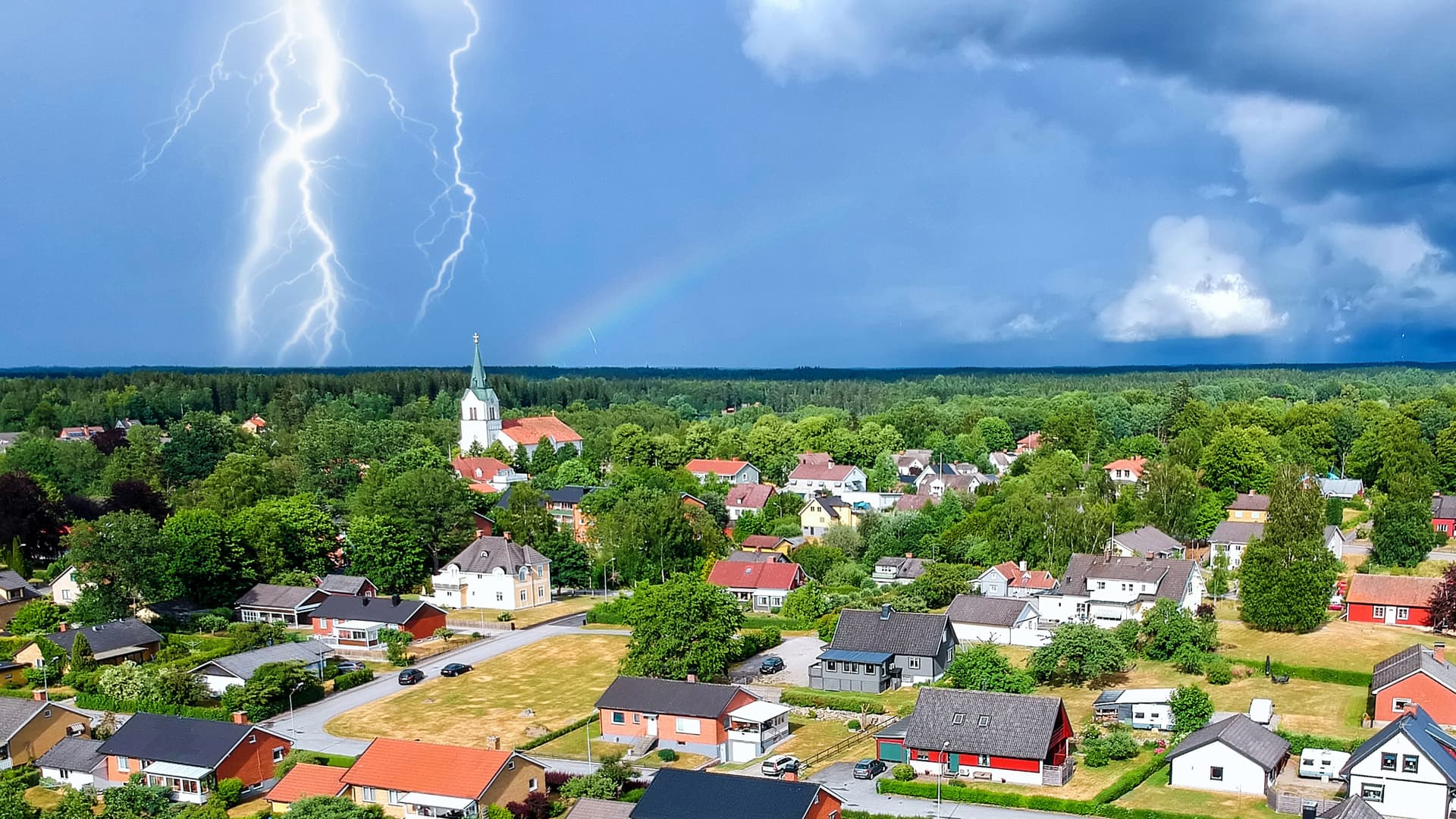 Åskan slår ner i bakgrunden.
