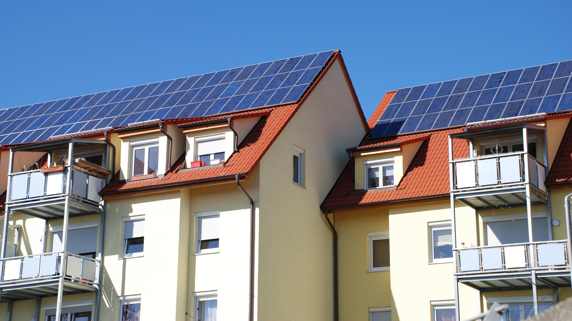 Solceller på ett lägenhetsshus.