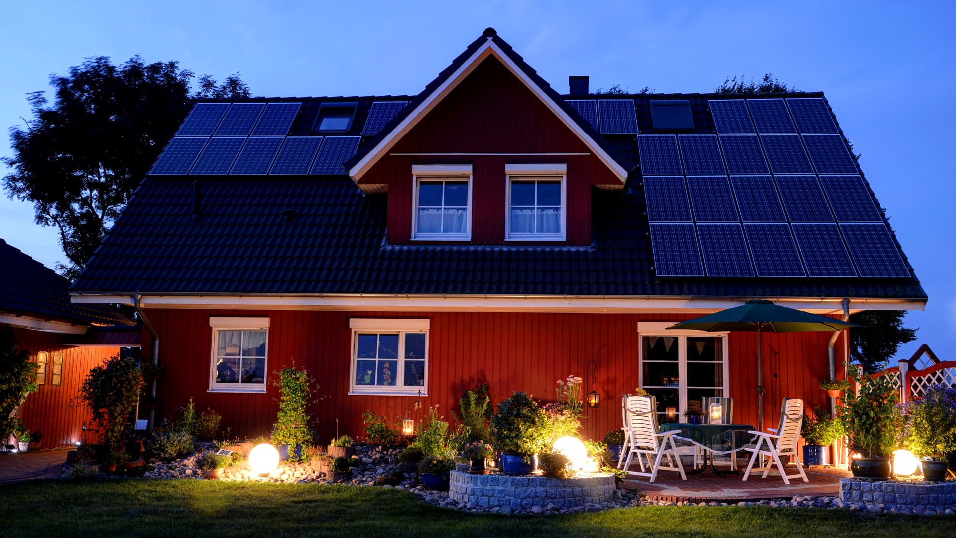 En villa med solceller monterade på taket