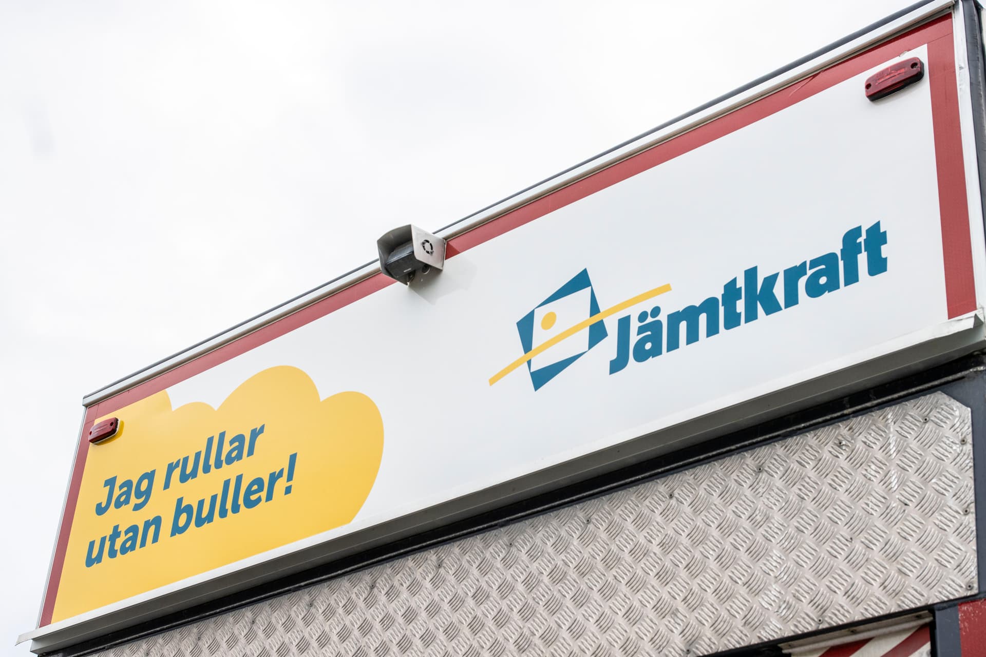 Annonstexten "Jag rullar utan buller" anspelar på bättre arbetsmiljö för chaufförerna.