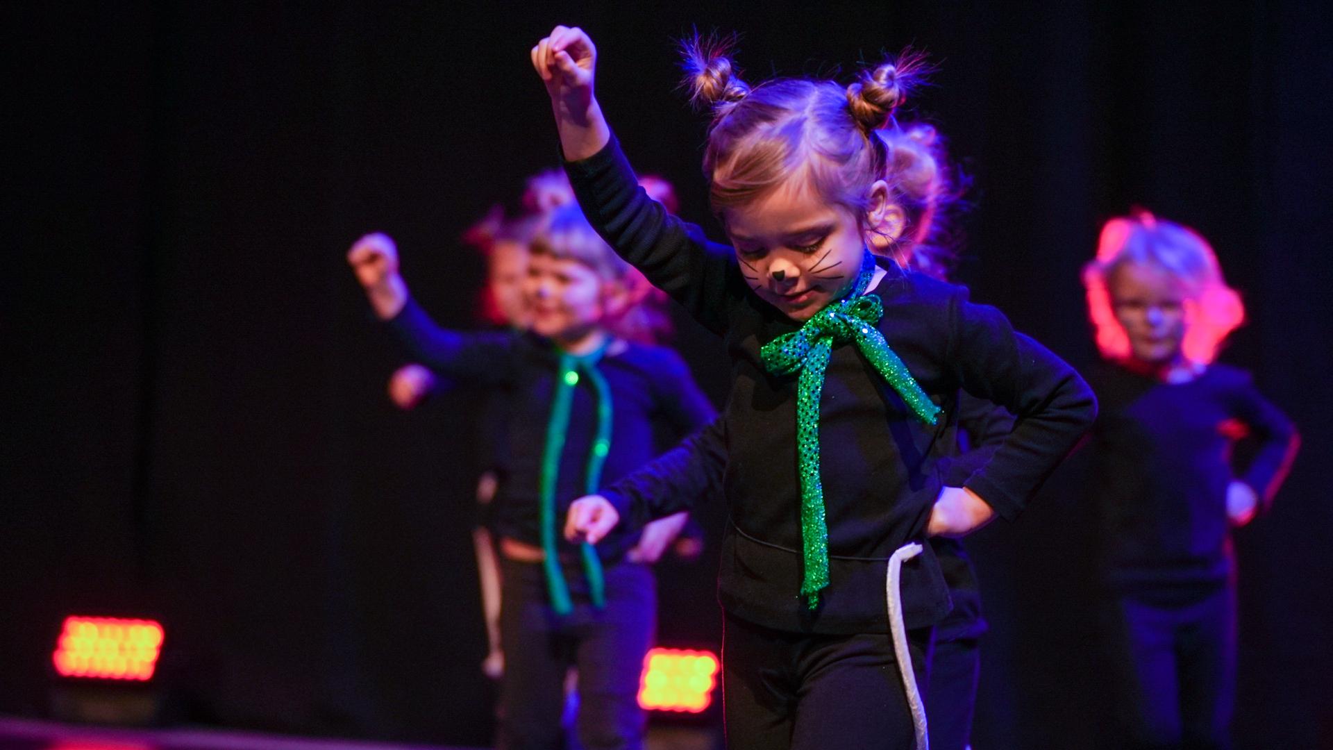 Barn dansar i en dansshow.