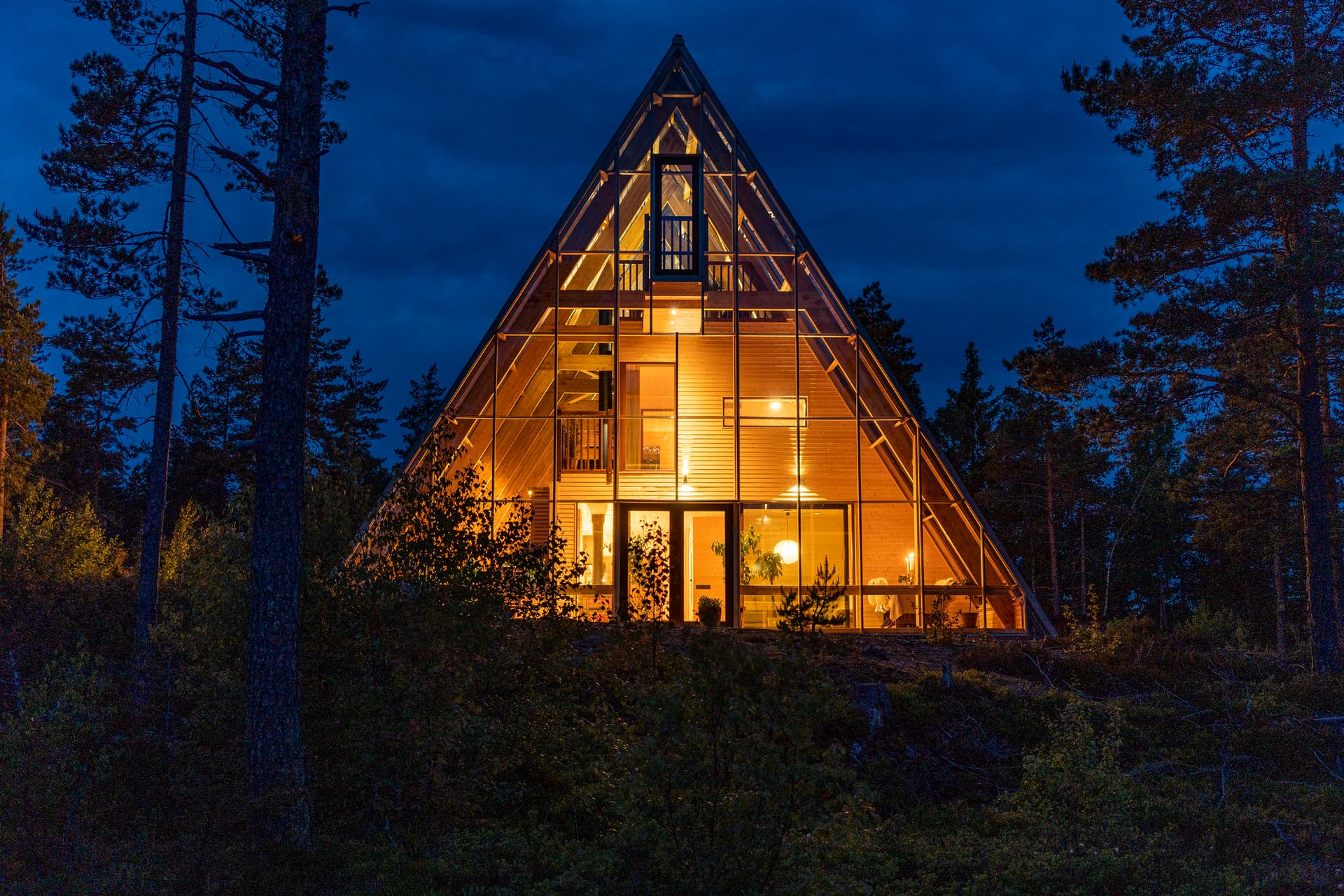 Ett hus i ett växthus.