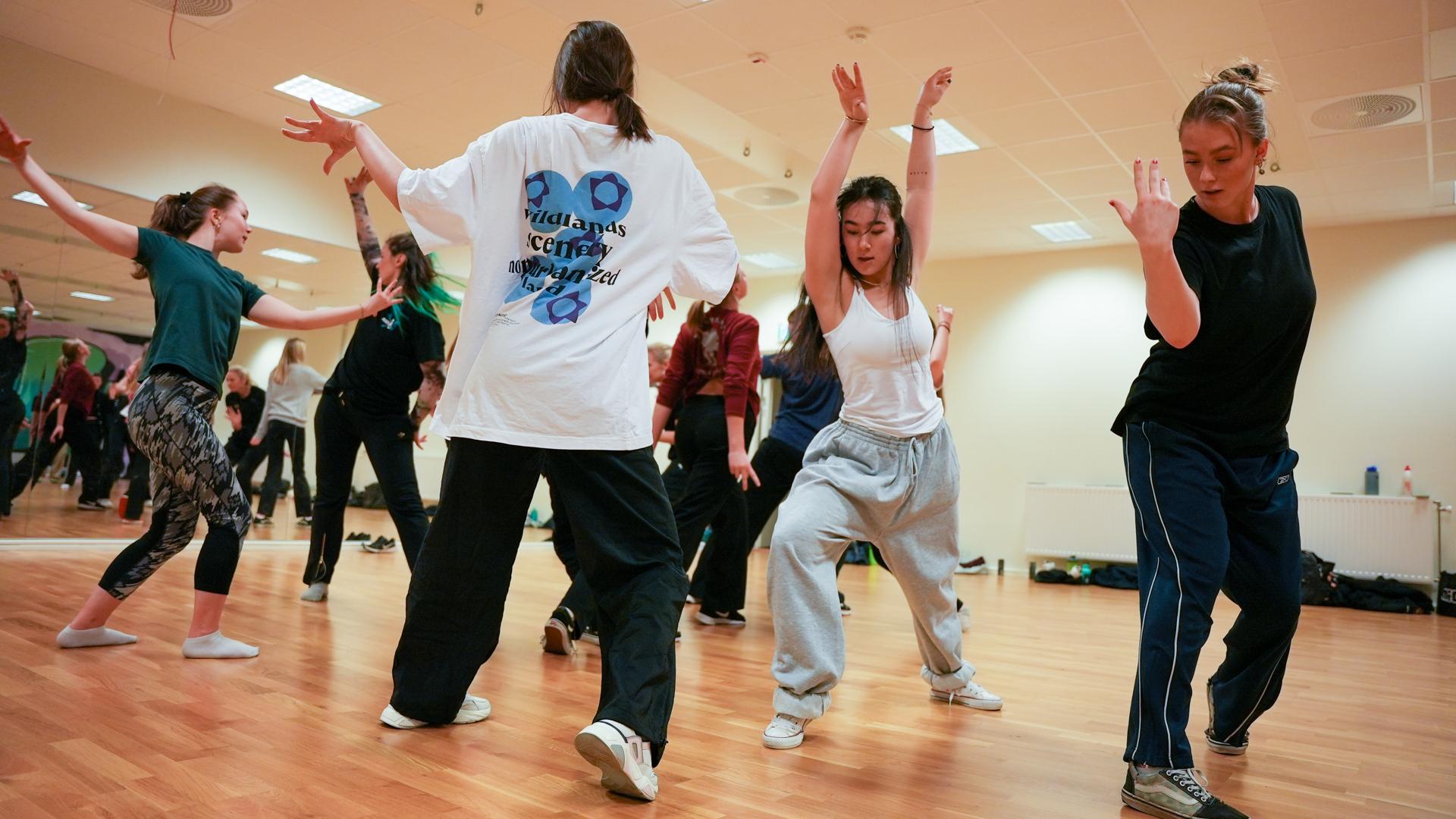 Dansare som tränar i en dansstudio.