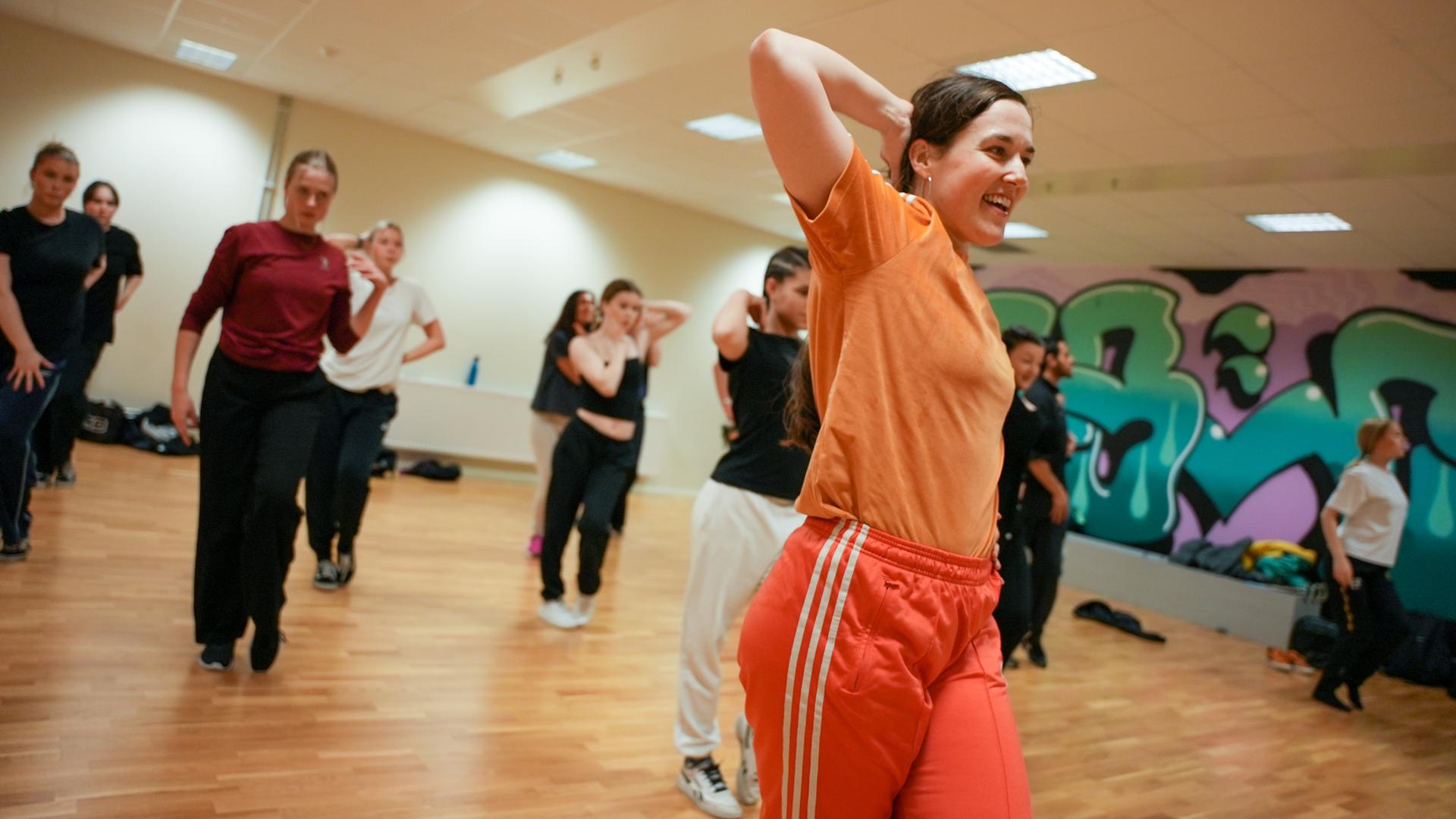 Dansare som dansar i en dansstudio.