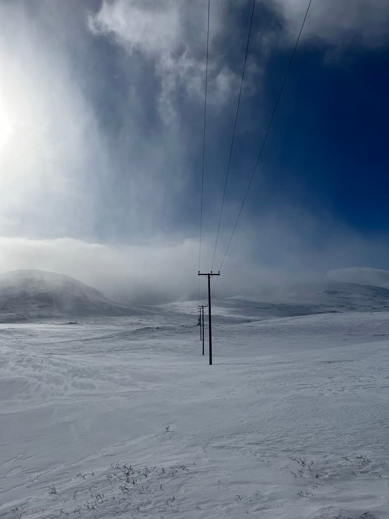 En elledning i snötäckt fjällandskap.