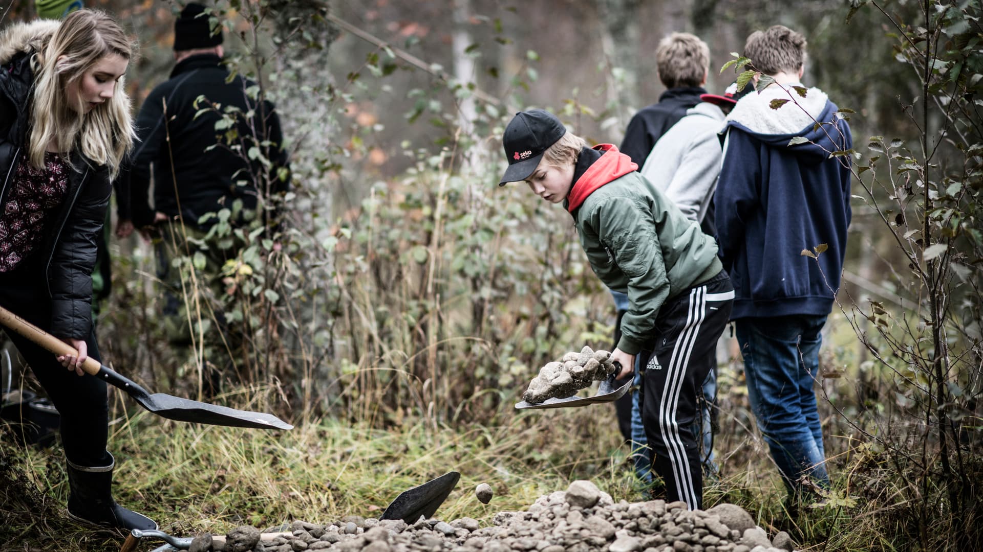 Ett flertal ungdomar gräver kring Billstaån.