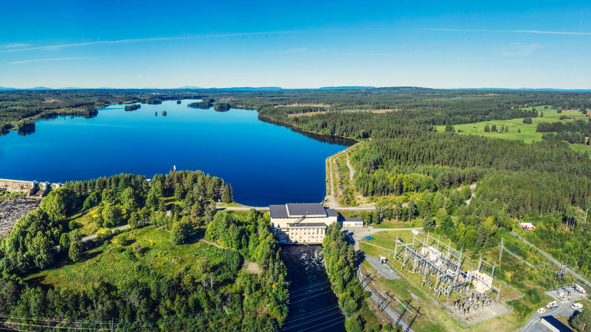 Helikoptervy över ett vattenkraftverk