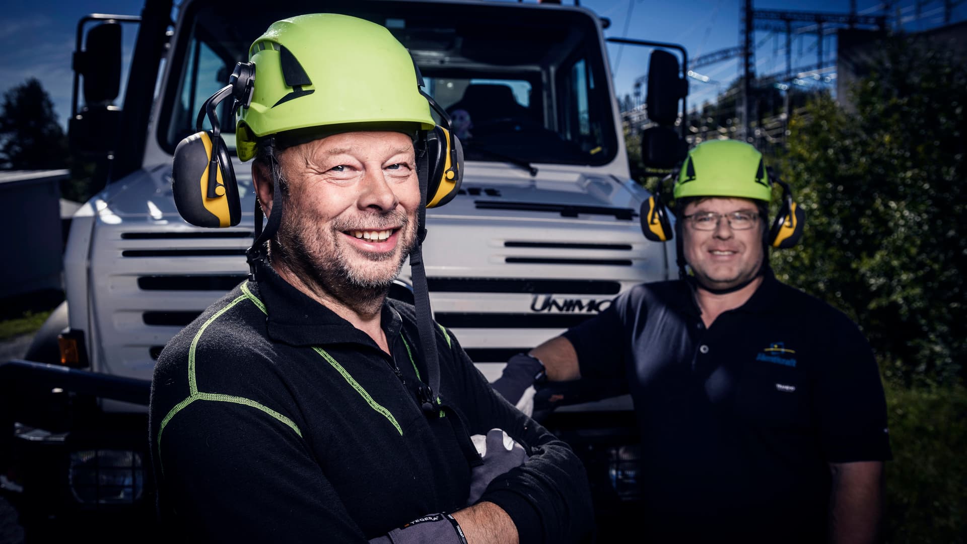 Stig Svanborg och Peter Martinsson står framför ett arbetsfordon.