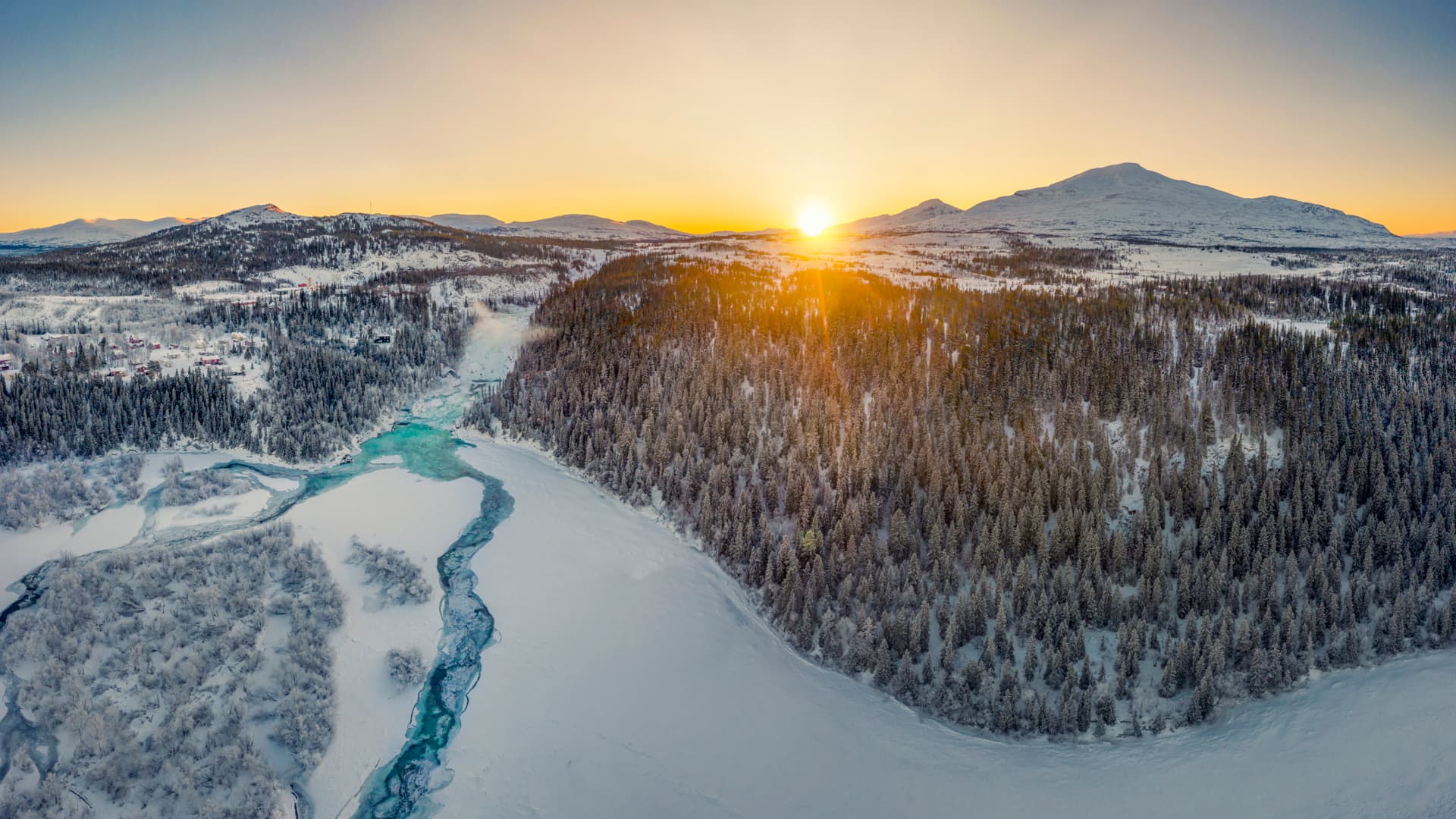 Drönarbild över Handöl en vintermorgon.
