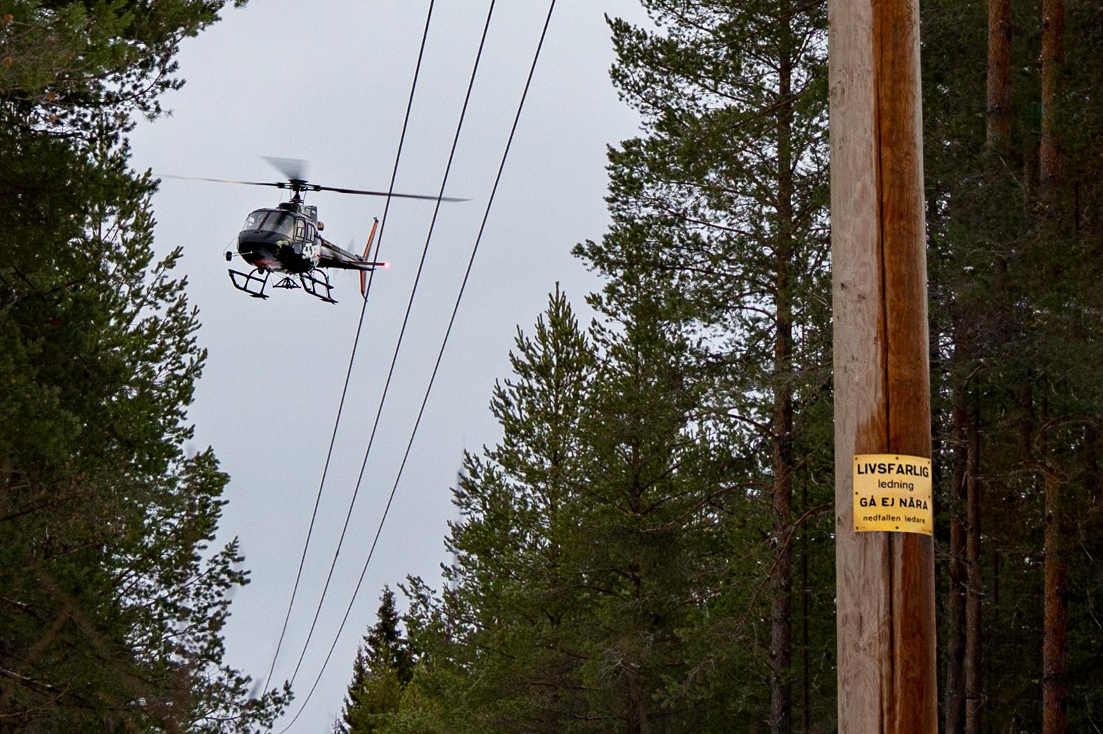 Besiktning av elnätet med hjälp av helikopter.
