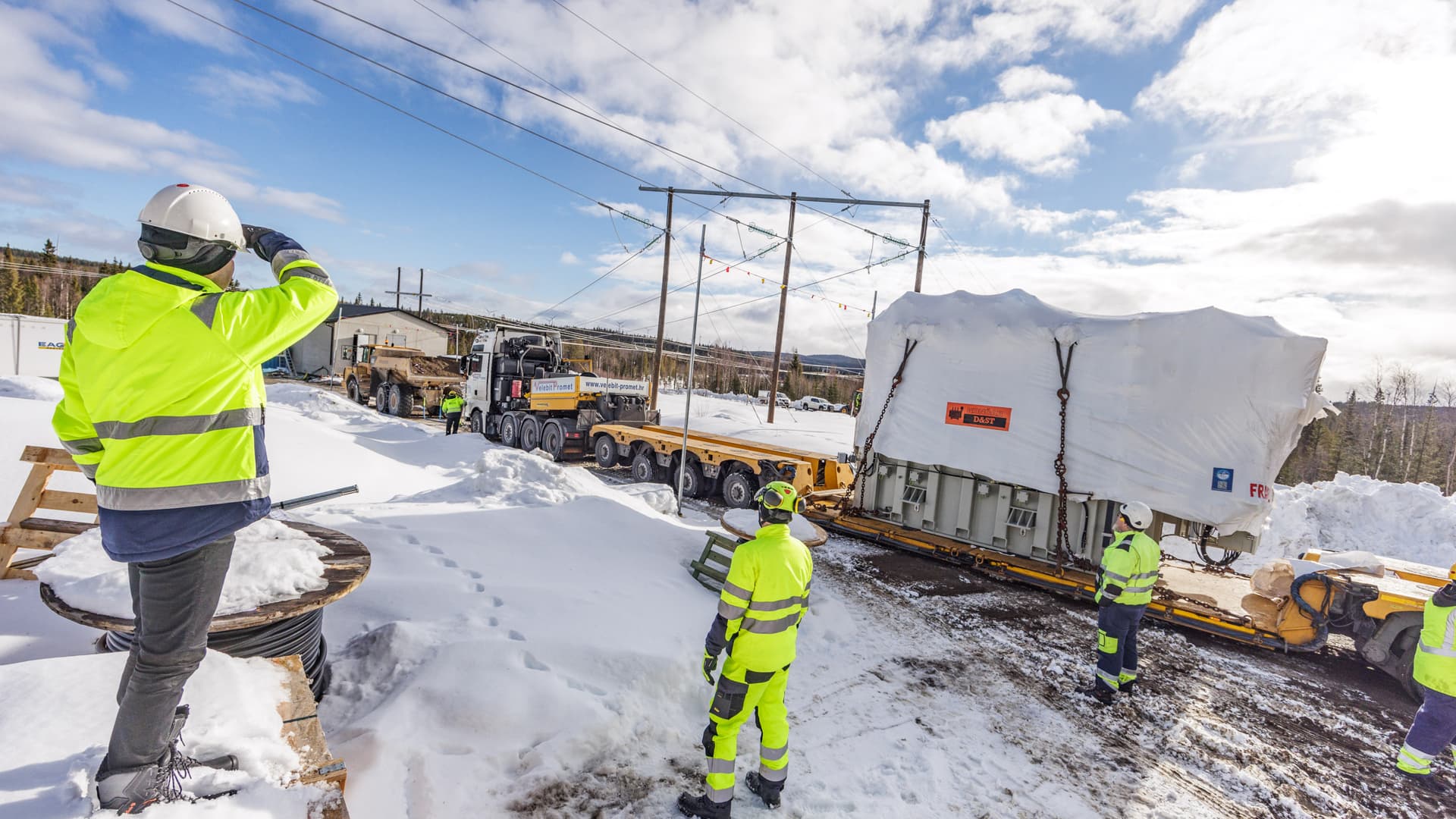 En lastbil med en stor transformator