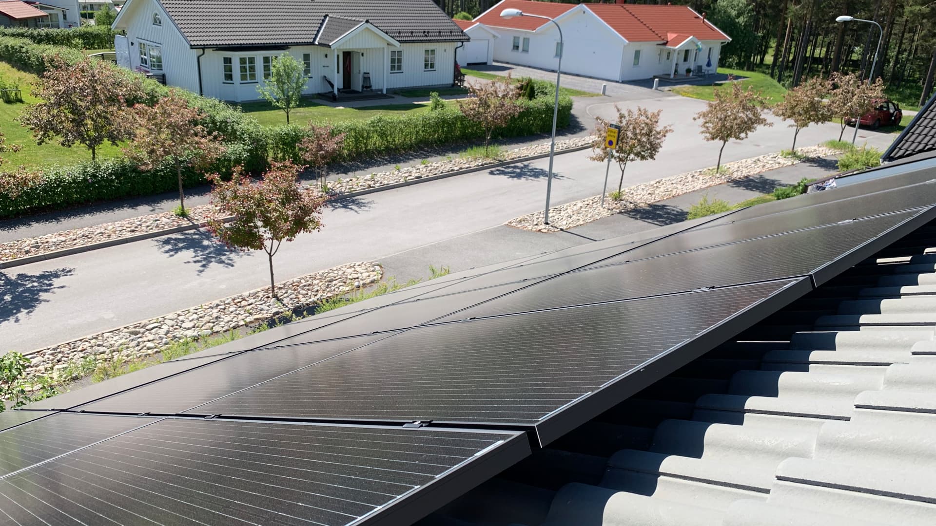Solceller på ett villatak.