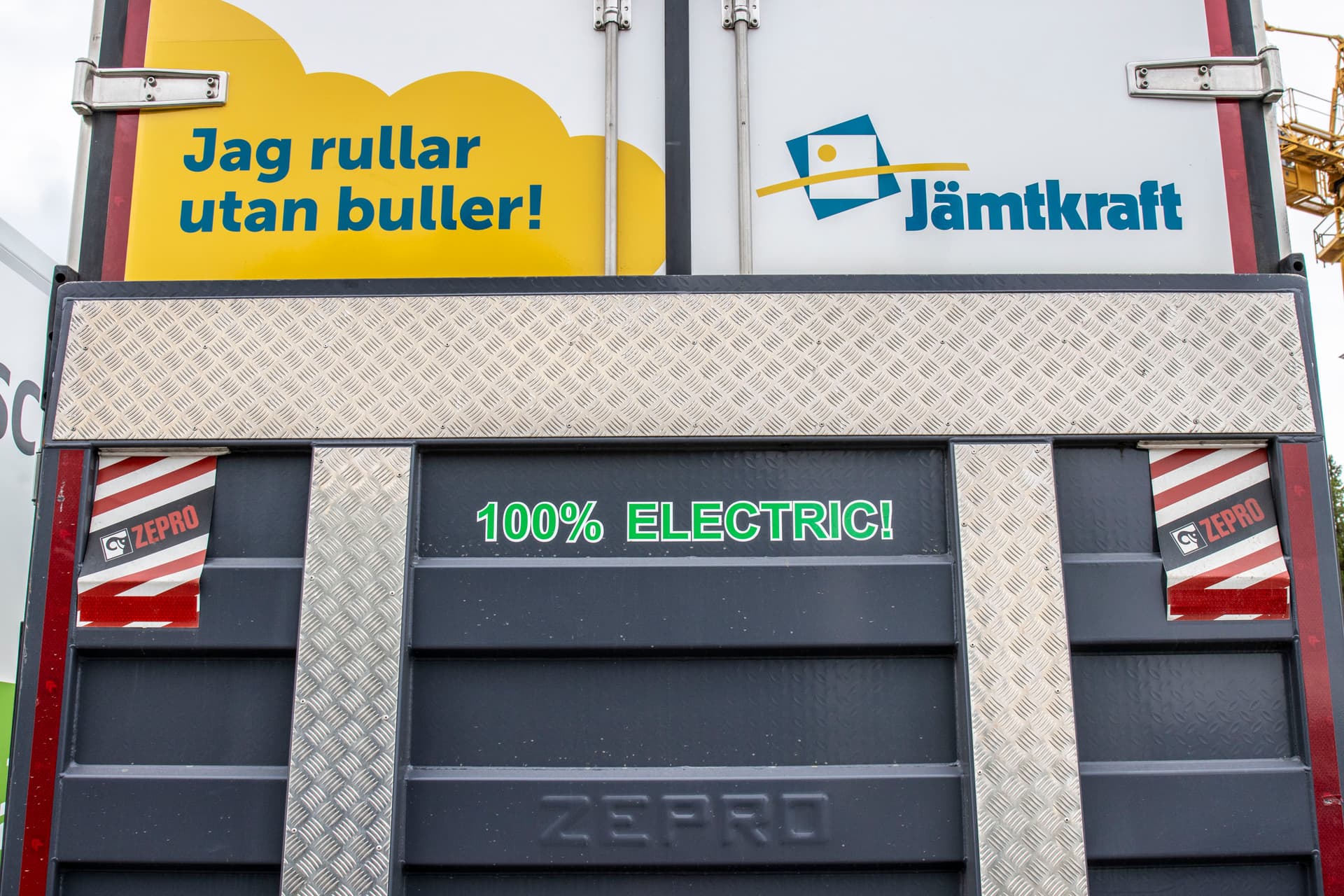 Ellastbilens bakre yta erbjuder en större plats där kampanjnamnet ryms.