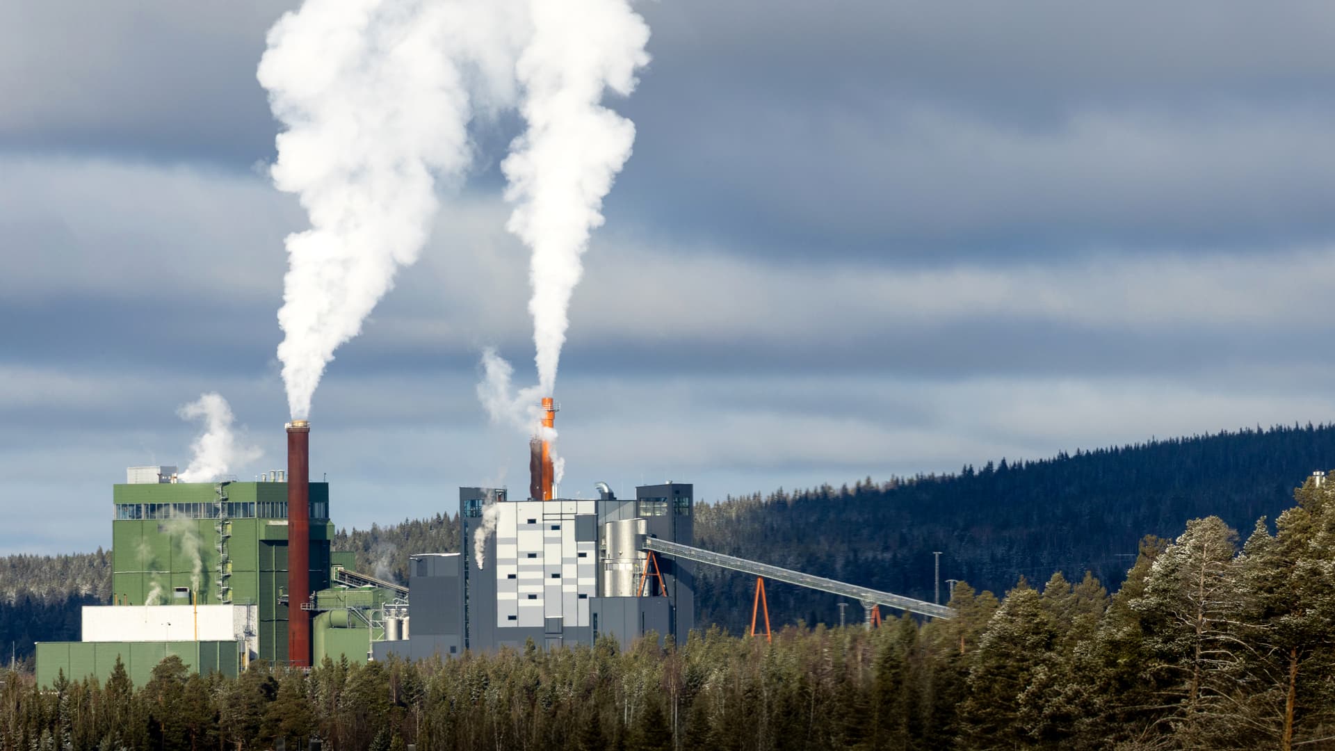 Jämtkrafts två kraftvärmeverk en solig dag