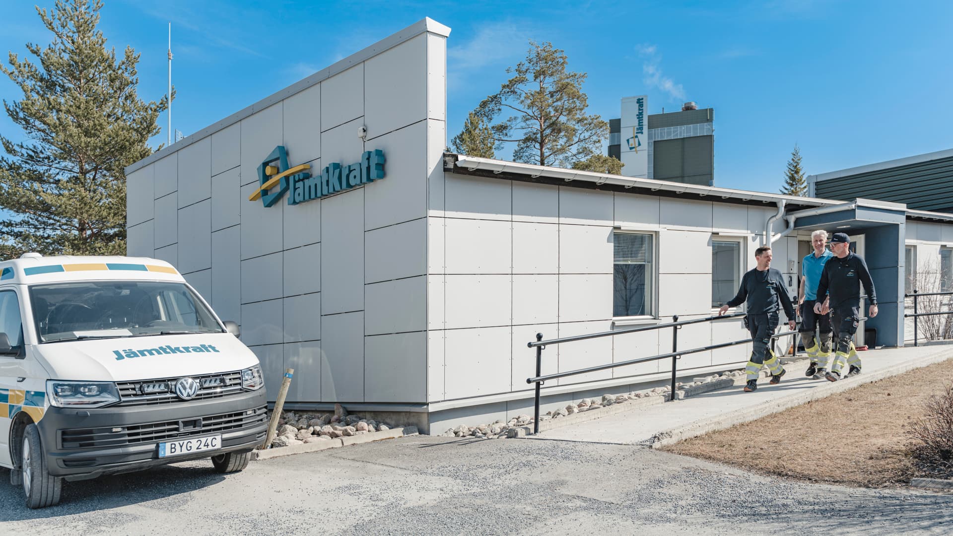 Tre servicetekniker lämnar kontoret och går mot en bil
