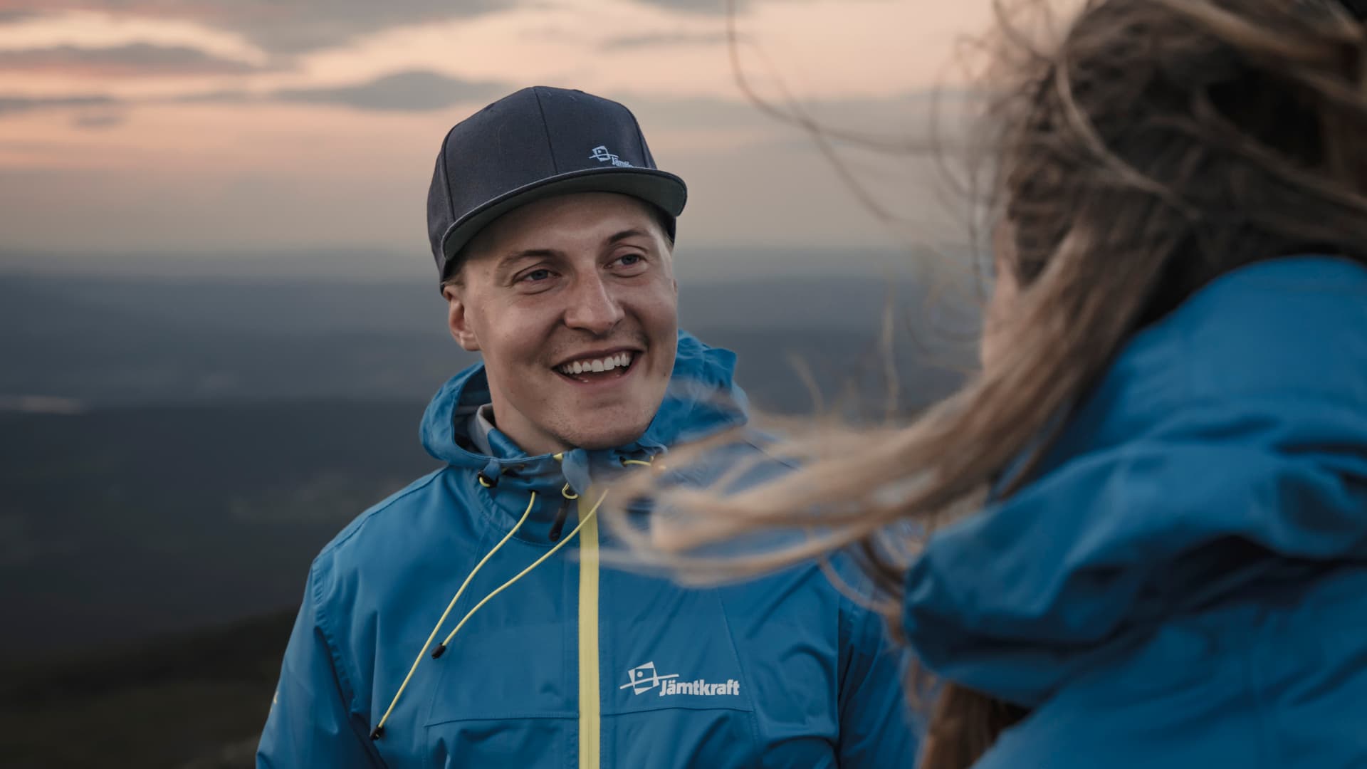 Två personer pratar med varandra