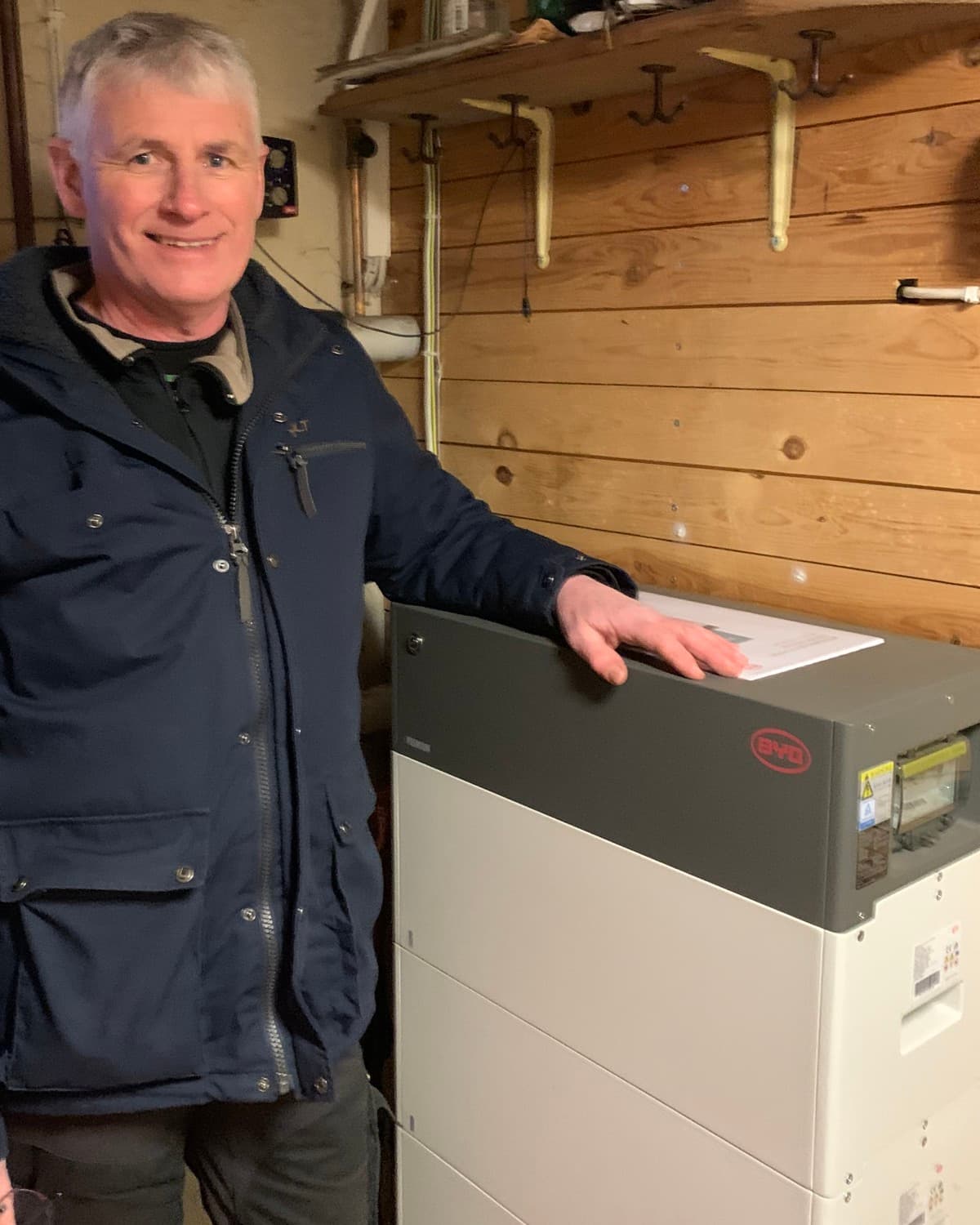 Ebbe Turesson med batteriet som laddas av solkraft.
