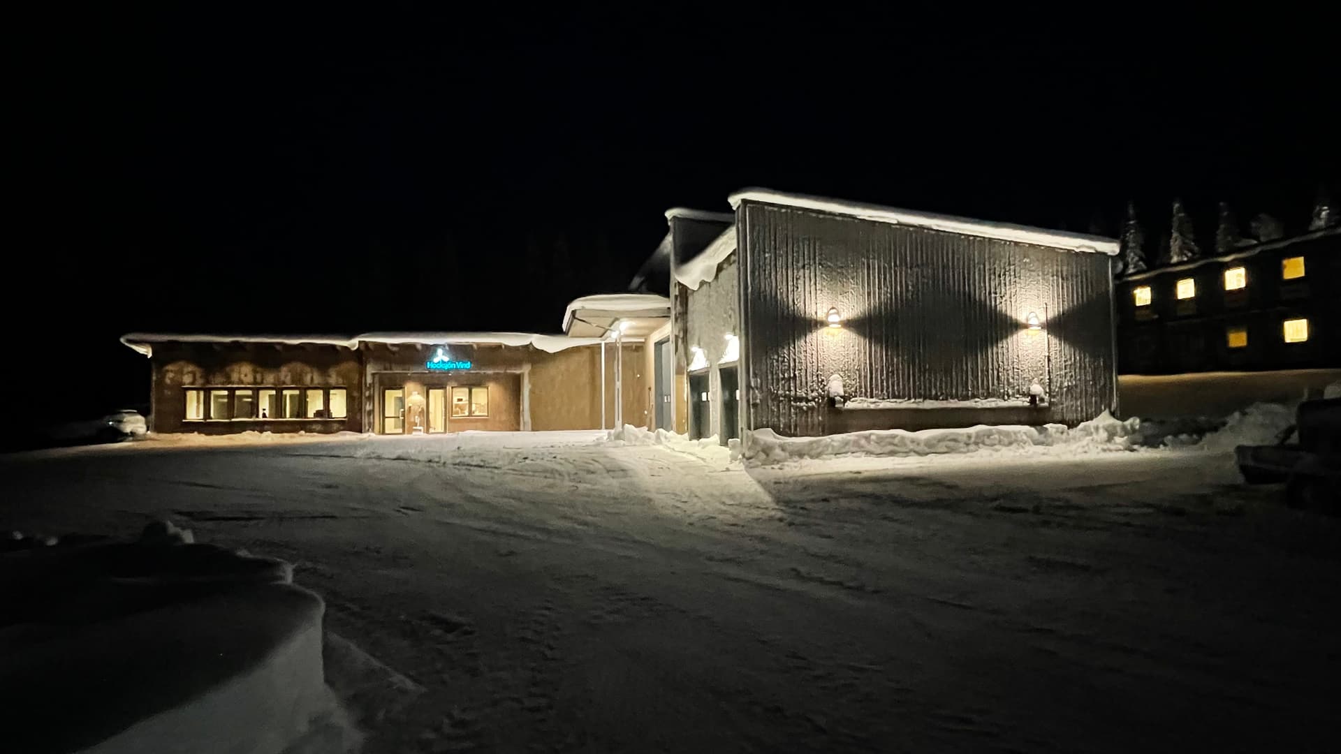 Servicehuset i vindkraftsparken är byggt av det lokala företaget Abrahamssons bygg i Hammerdal. Huset är byggt med skog från Jämtland, med timmer som sågats i Hissmofors och som hyvlats, målats och snickrats ihop i Hammerdal. Fem heltidsanställda kommer att ha servicehuset som sin arbetsplats under anläggningens driftsfas.