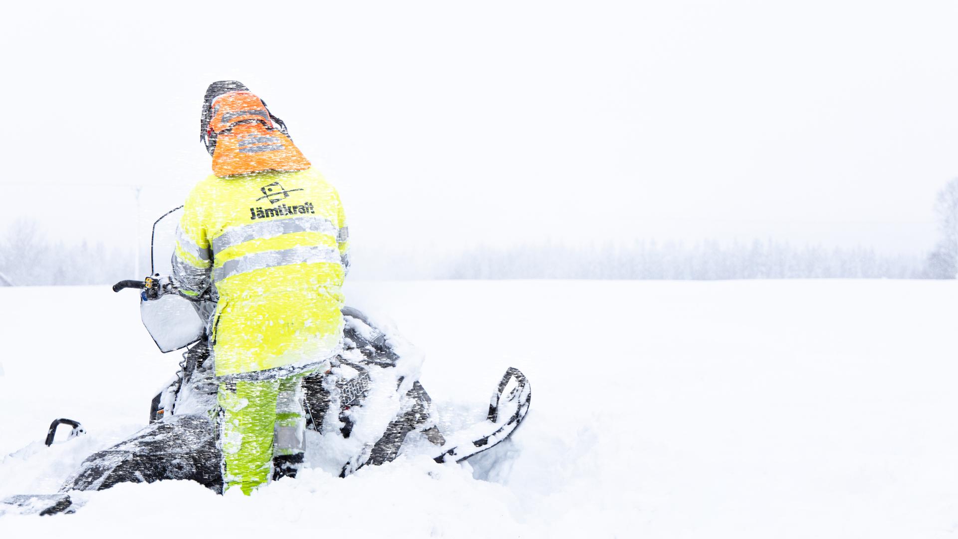 En snöskoter i djupsnö
