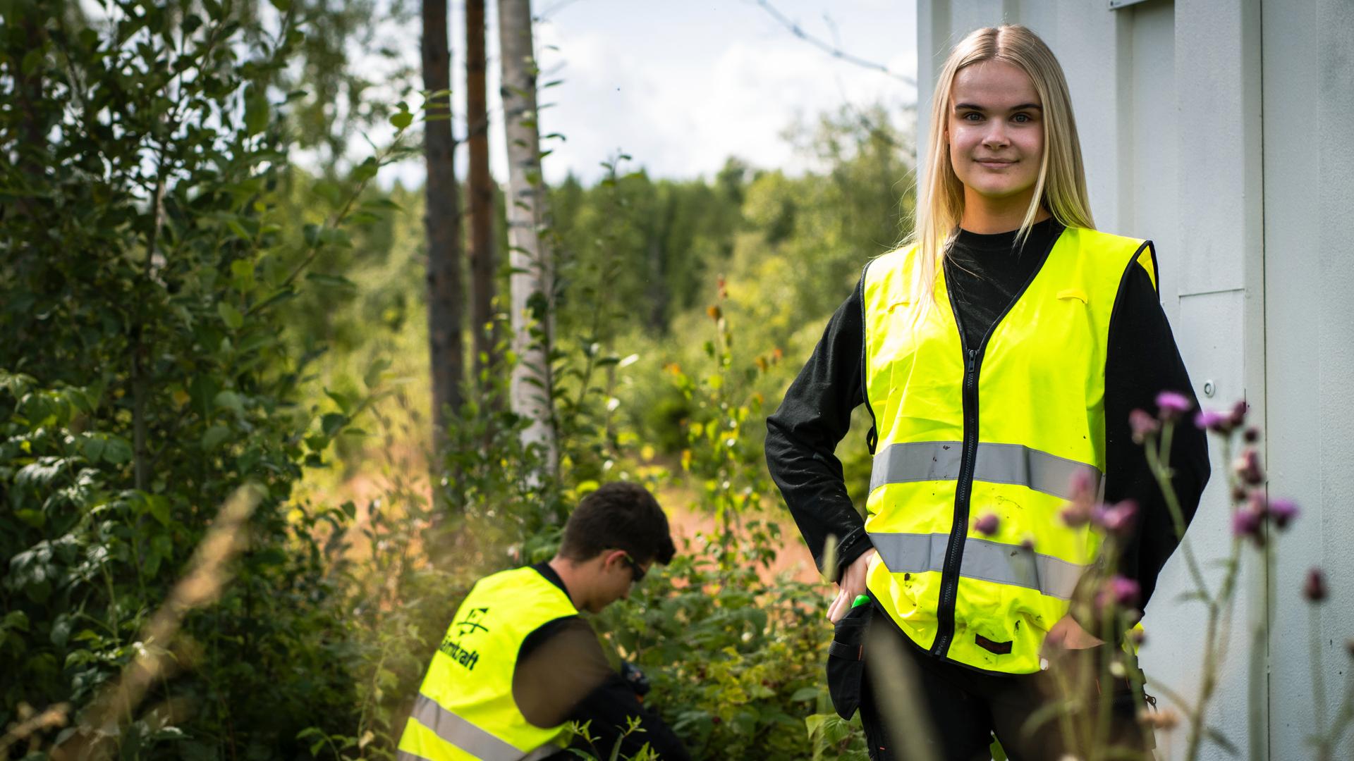 Två sommarjobbare på Jämtkraft vid en nätstation.