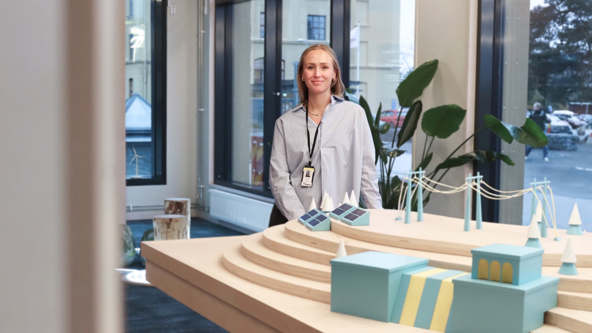 En kvinna står bakom ett bord.