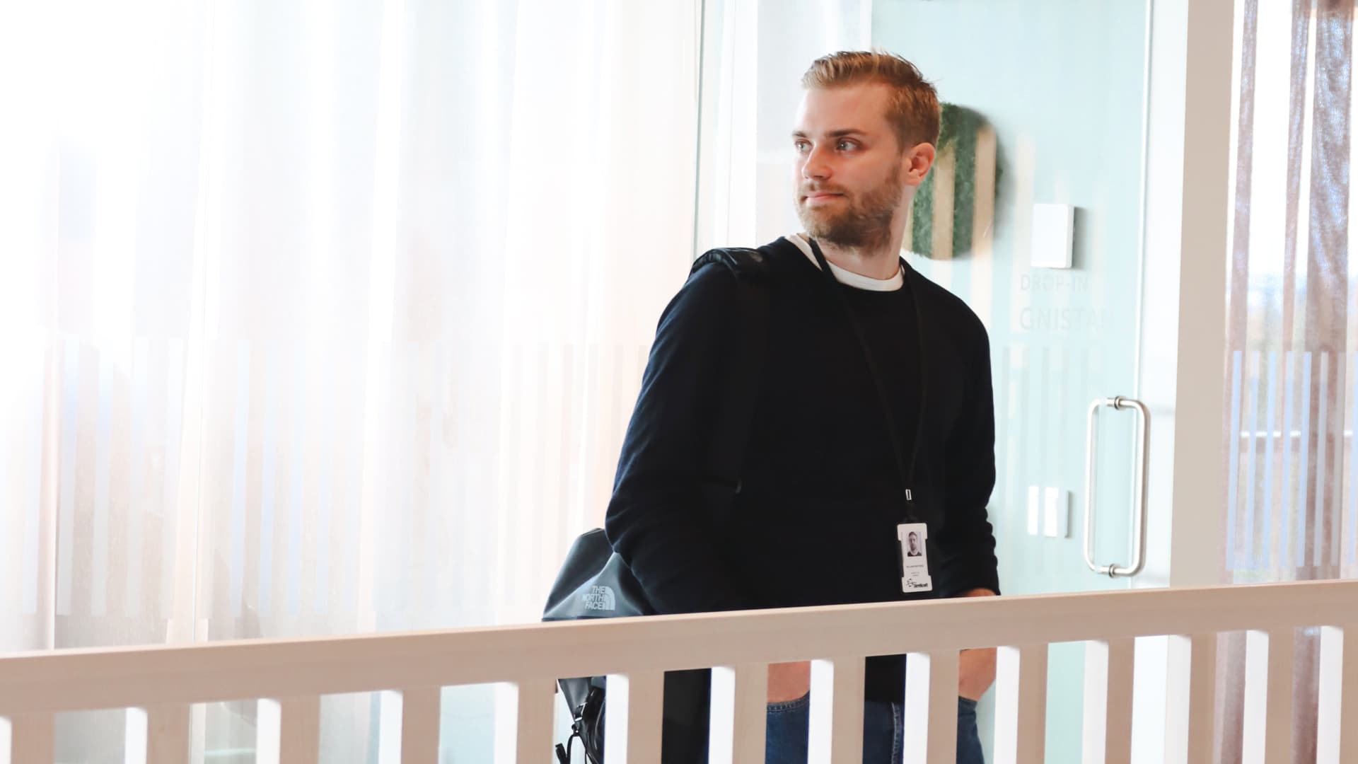 En man som står framför en glasdörr.