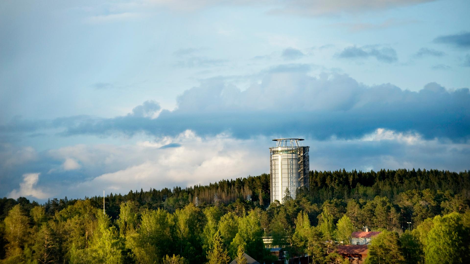 Arctura, omgiven av skog, en sommardag.