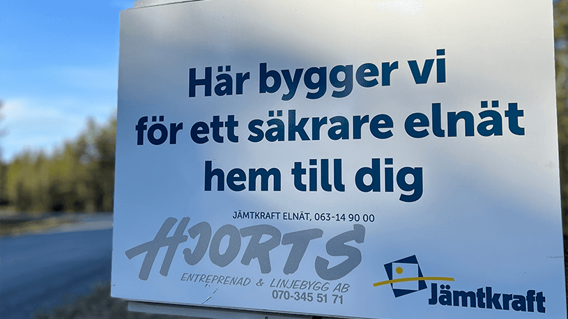 Skylt: "Här bygger vi för ett säkrare elnät hem till dig".
