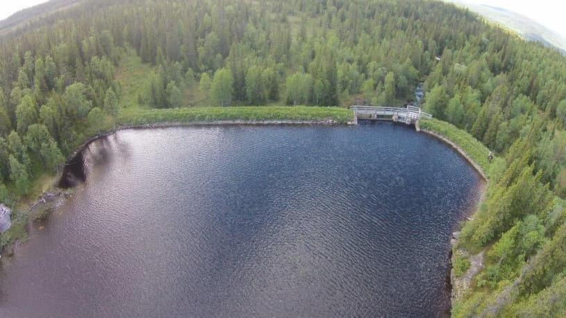 Flygbild som visar Greningen Nedre med dammkonstruktionen.