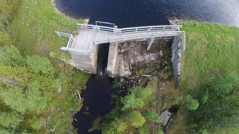Flygbild över utskovsdelen i Greningen Nedre. De båda ytvattenutskoven syns till höger.