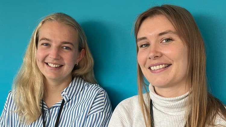 Porträtt på två glada kvinnor.