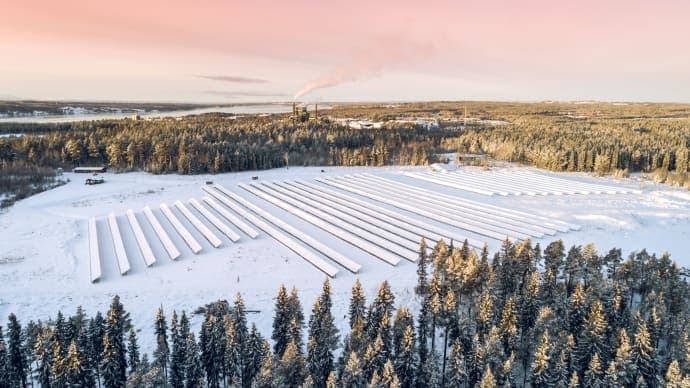 Mitt i mörkaste december har vi glädjen att meddela att Östersund Solpark nu är igång och redo att leverera el.