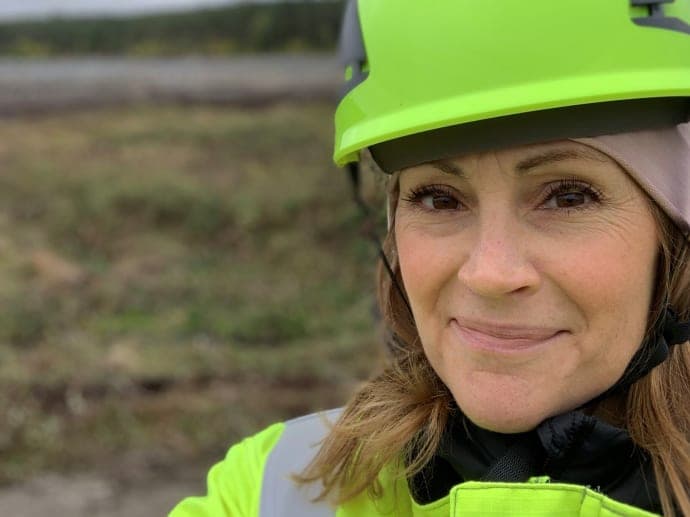 - Det känns kul att engagera alla medarbetare i projektet på här plats, säger Caroline Hildahl projektledare för Östersund Solpark.