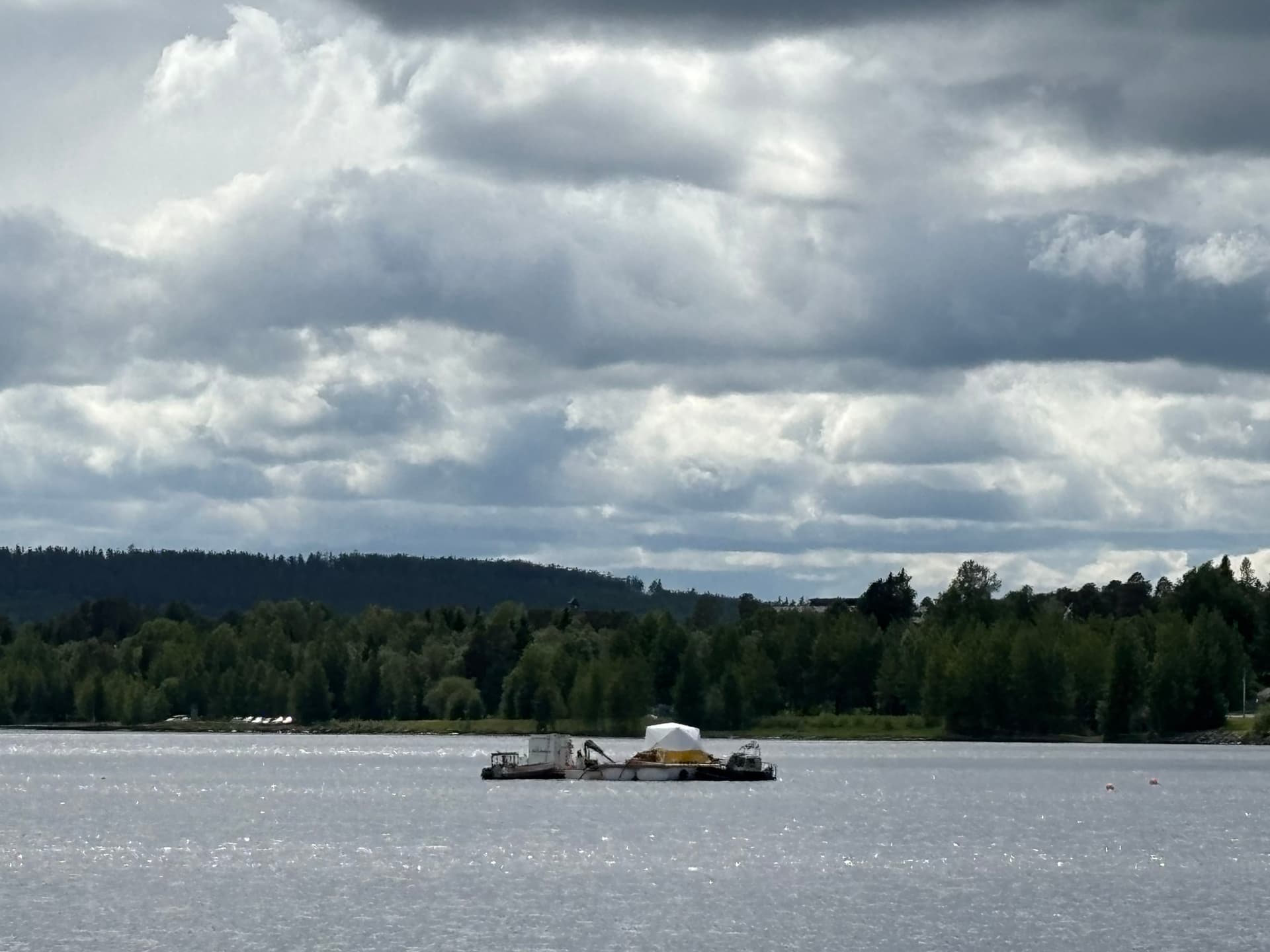En pråm ute på sjön.