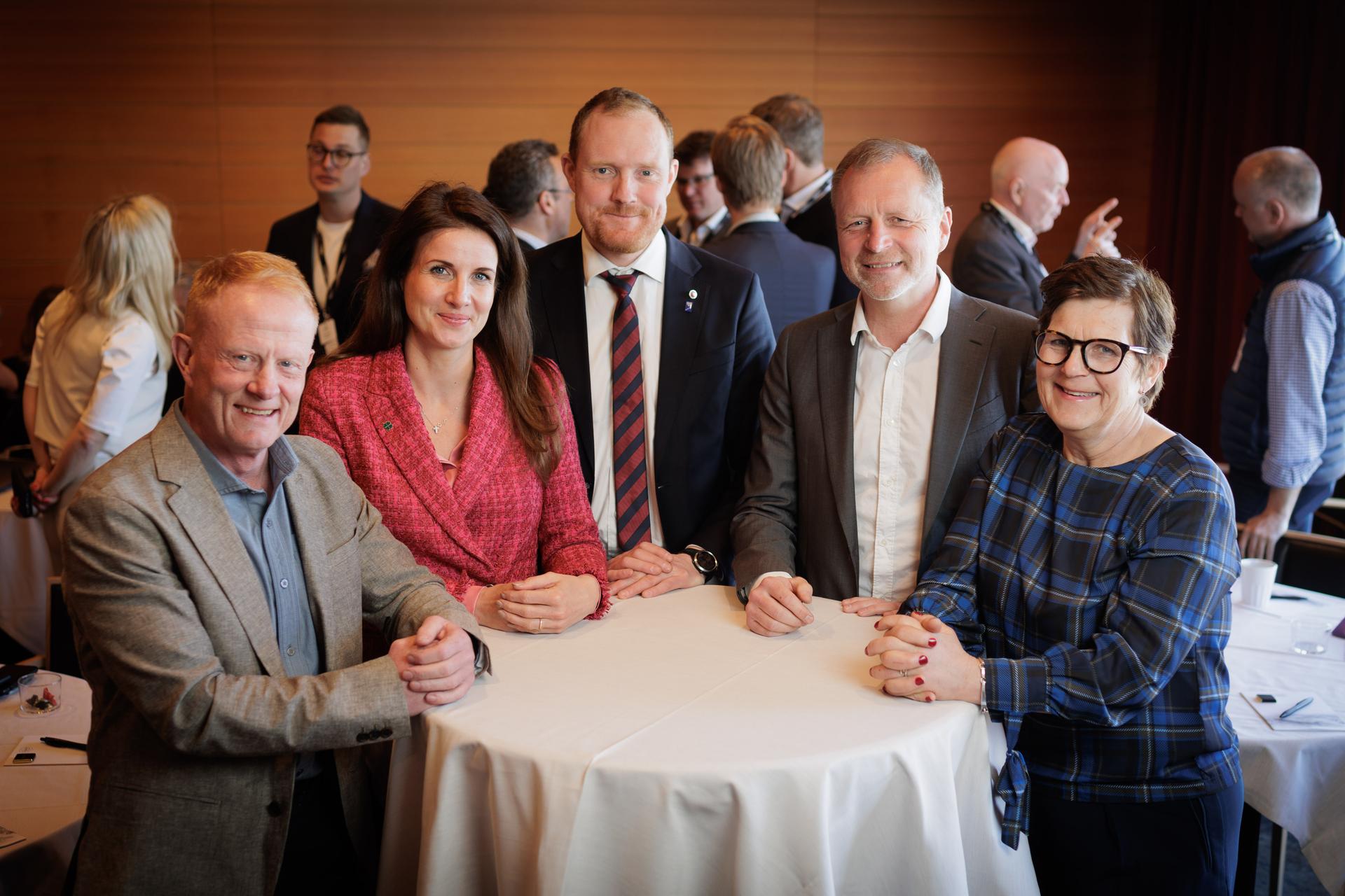 Från vänster: Dan Andersson vd EcoDataCenter, Effie Kourlos (C) kommunalråd Östersunds kommun, Niklas Daoson (S) kommunalråd Östersunds kommun, Jacques Ejlerskov vd WA3RM, Kerstin Arnemo styrelseordförande Jämtkraft. Foto: Håkan Wike