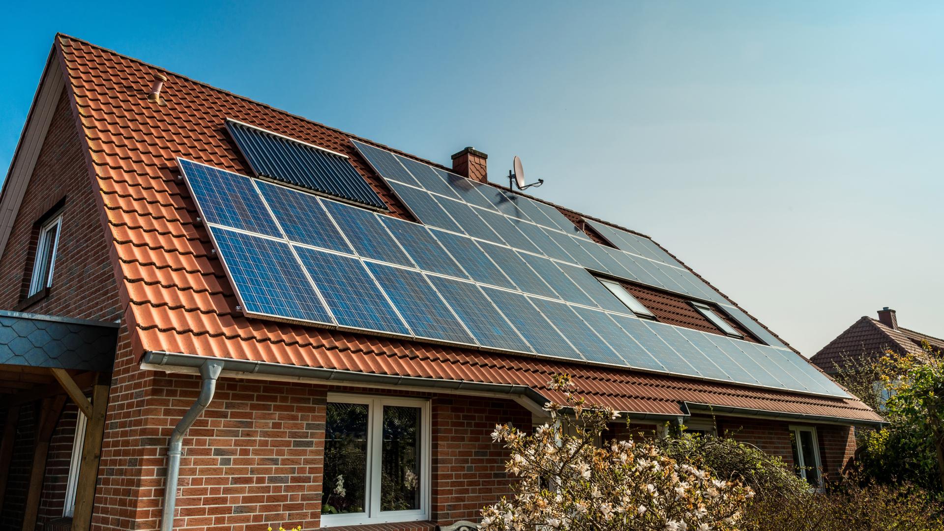 En villa med solceller monterade på taket
