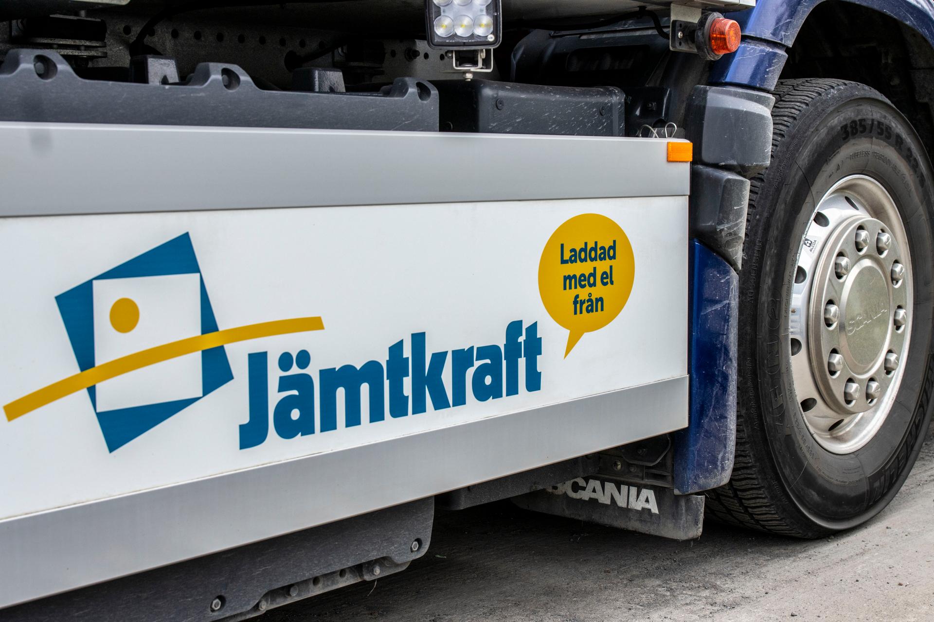 Varje ellastbil har två annonsytor för Jämtkrafts kampanj.