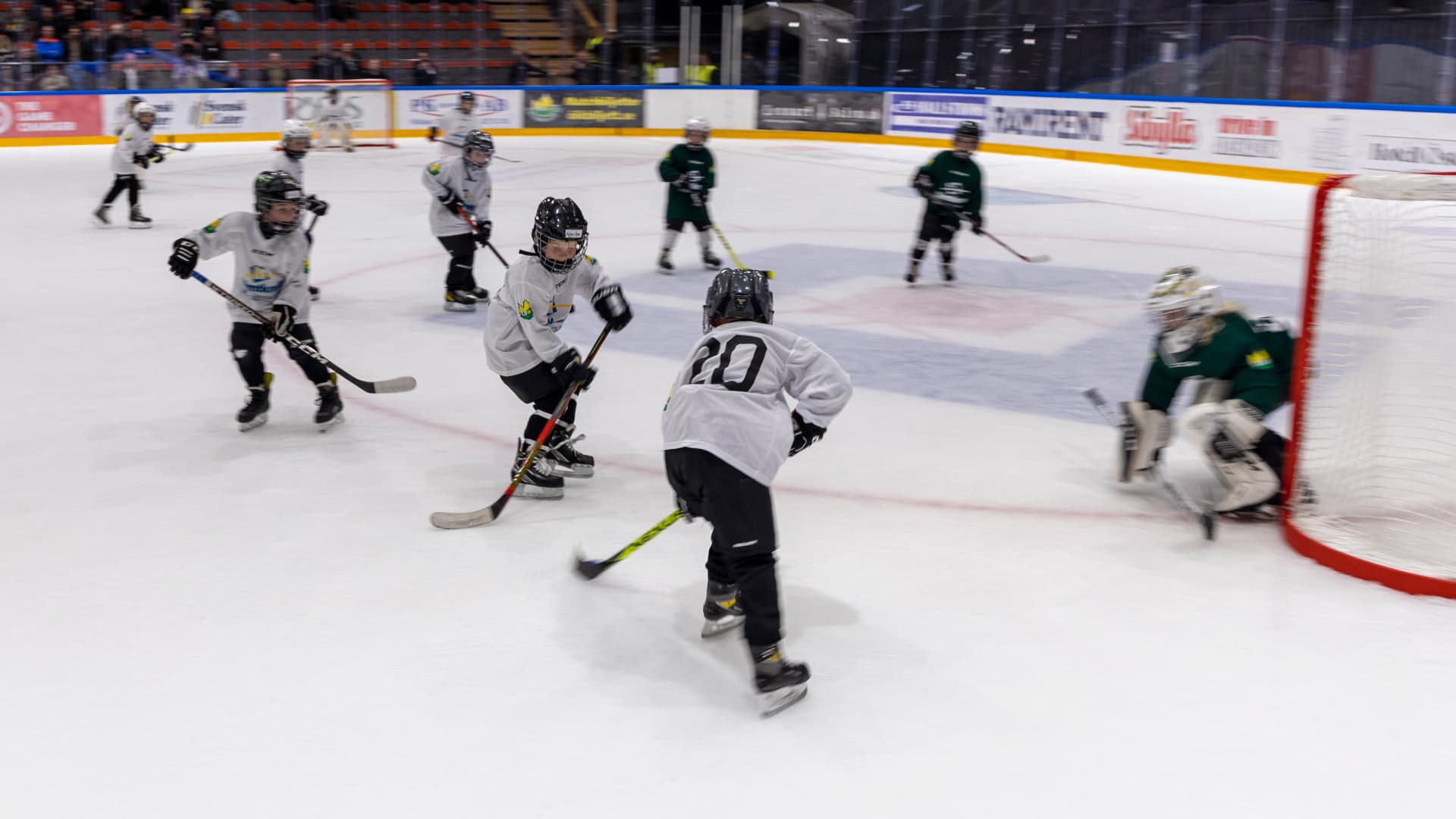Barn som spelar hockey