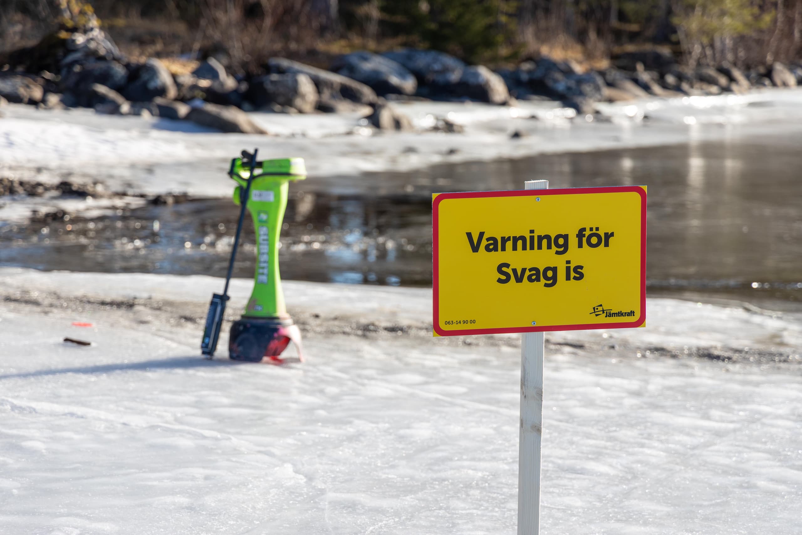 En skylt med texten "Varning för svag is".