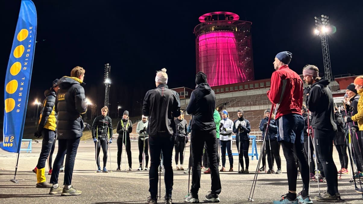 Personer som står vid skidstadion