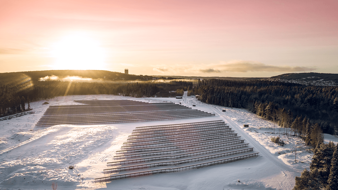 Drönarbild en vårmorgon över Östersund solpark.