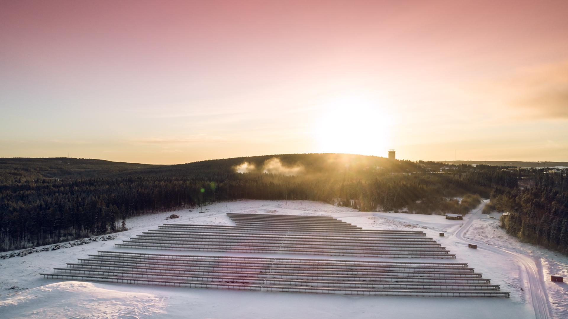 Utsikt över solcellsparken i vintrig solnedgång