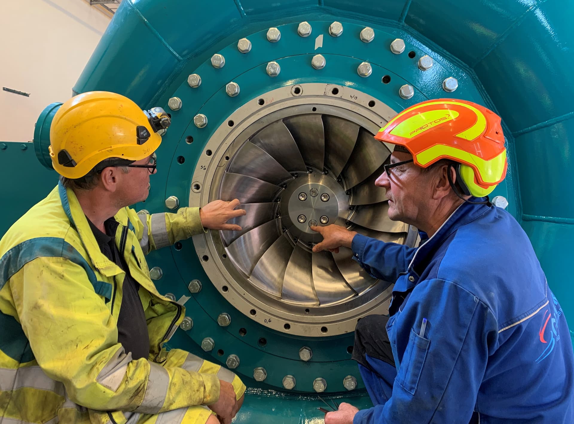 Bert-Ola Wolfenstein och österrikiske turbintillverkaren Guglers tekniker Stefan Possegger går igenom uppriktningen av turbinen.