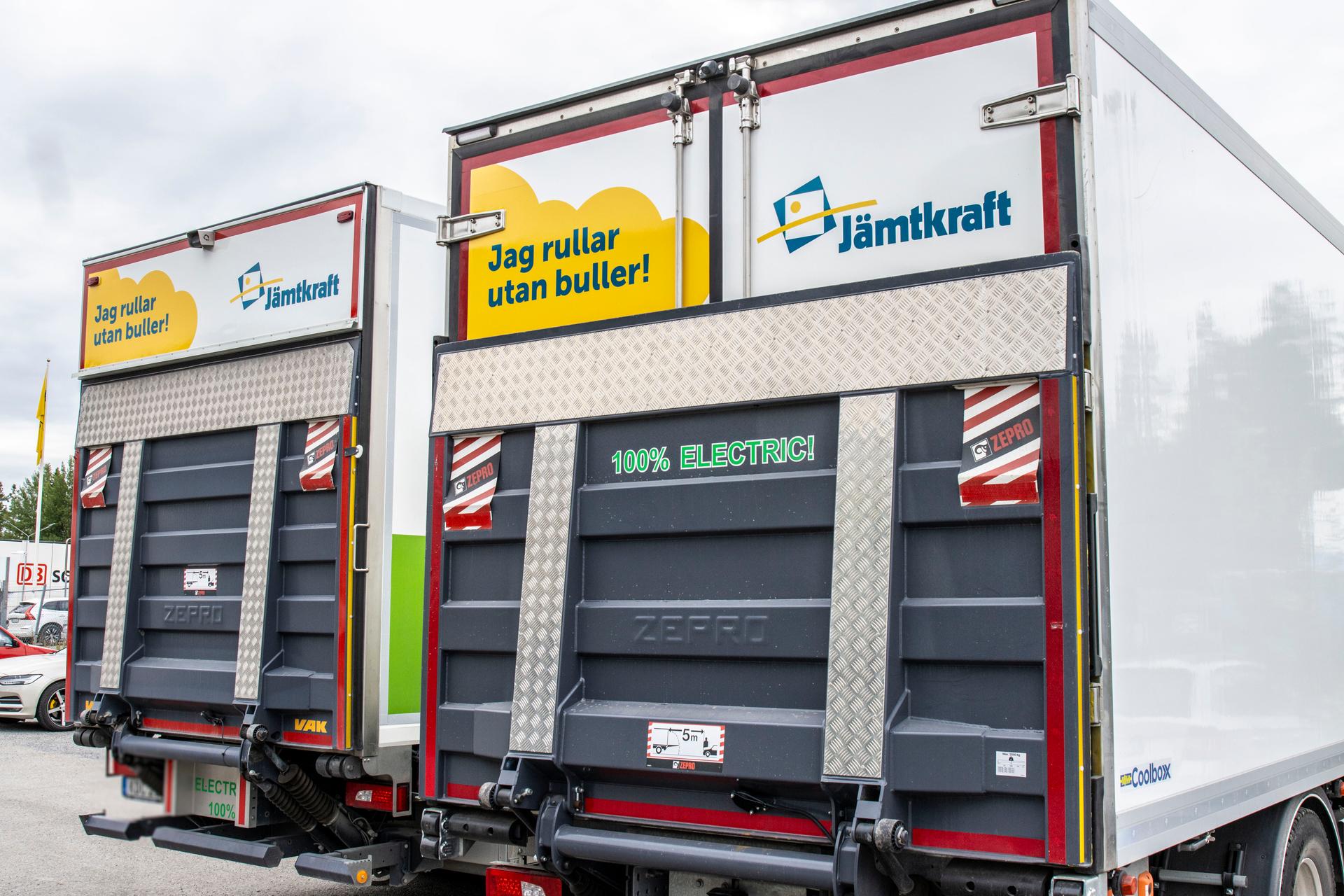 Sandberg & Jonssons två första lastbilar med Jämtkrafts reklambudskap.