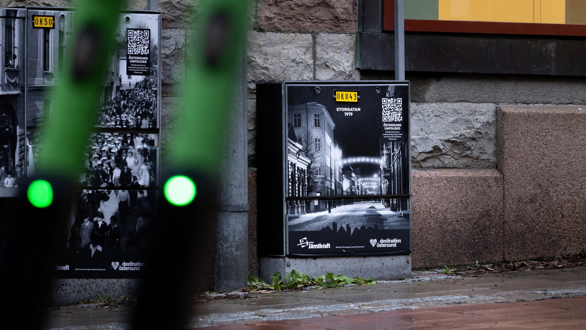 Ett elskåp i Östersund som pryds av en gammal bild på Storgatan från förr.