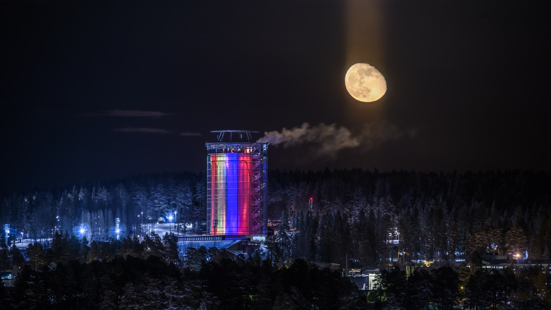 Utsikt över Arctura på natten med månen i bakgrunden
